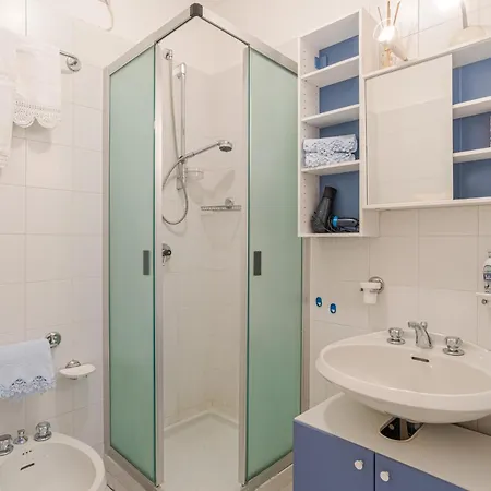 With Shared Pool And Parking! View شقة