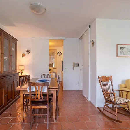 With Shared Pool And Parking! View Appartamento